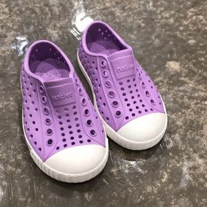 Native toddler shoes size 5
